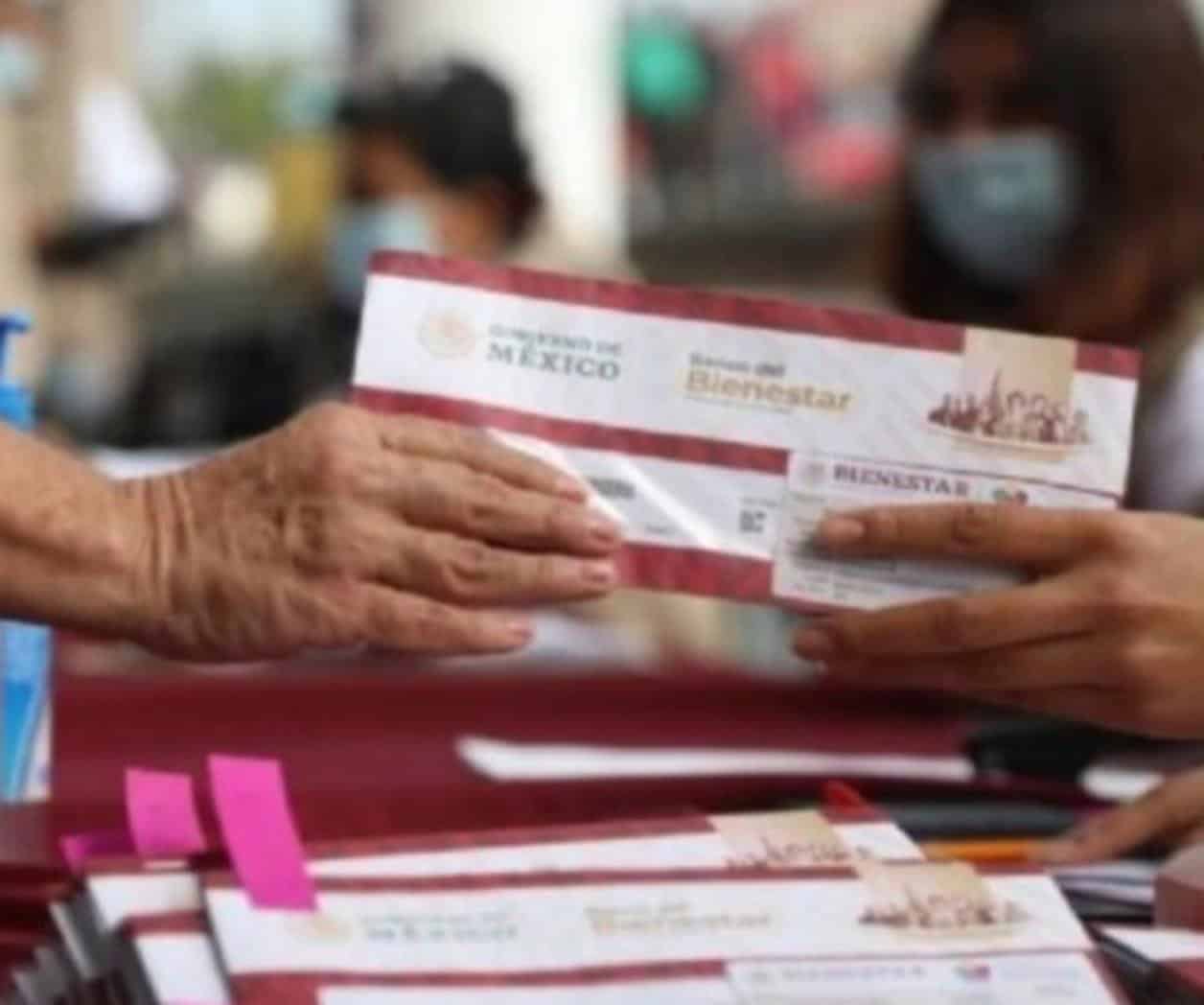 Adultos mayores en EU pueden cobrar la pensión del bienestar; AMLO