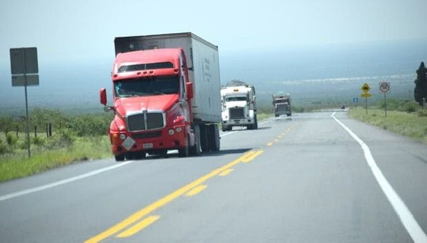 Encuentran muerto a chofer de tráiler carbonero