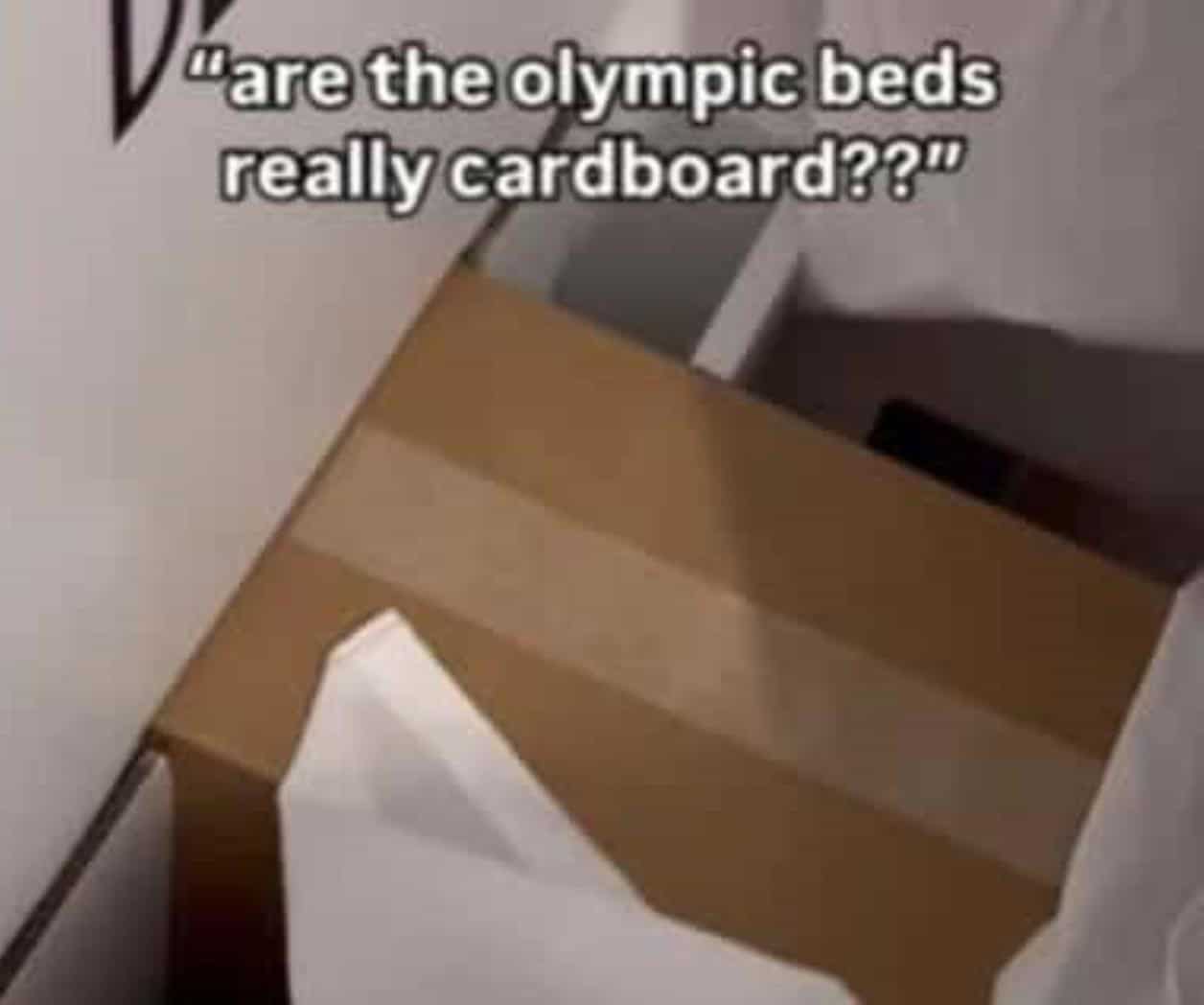 Deportista mexicana muestra camas de cartón en villa olimpica