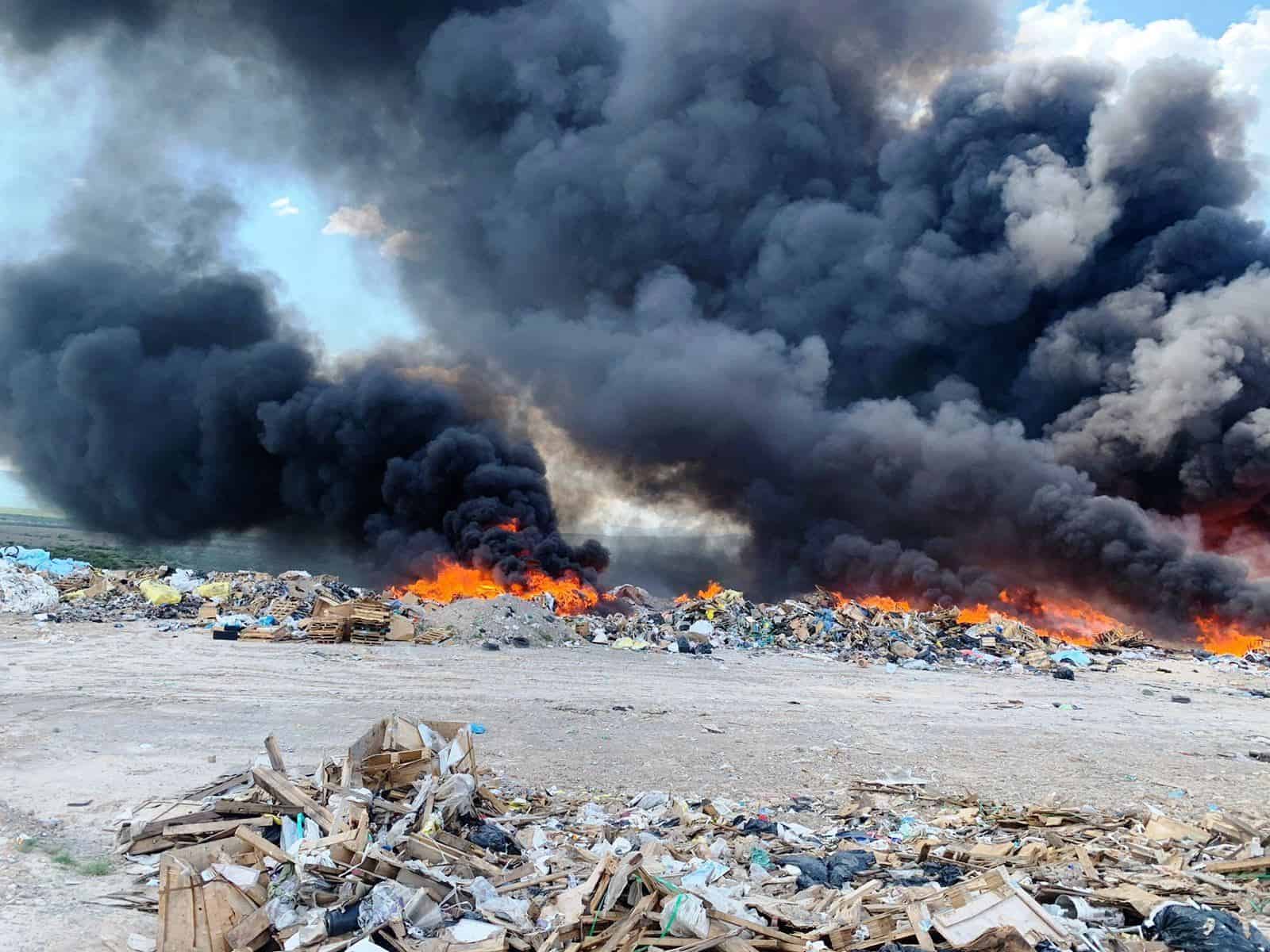 Un 90% es lo que se ha controlado el incendio en el relleno sanitario.