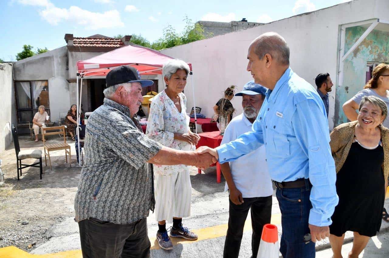 Vecinos de la colonia Elsa Hernández celebran la inauguración de la obra de pavimento hidráulico junto al alcalde Mario Dávila Delgado.