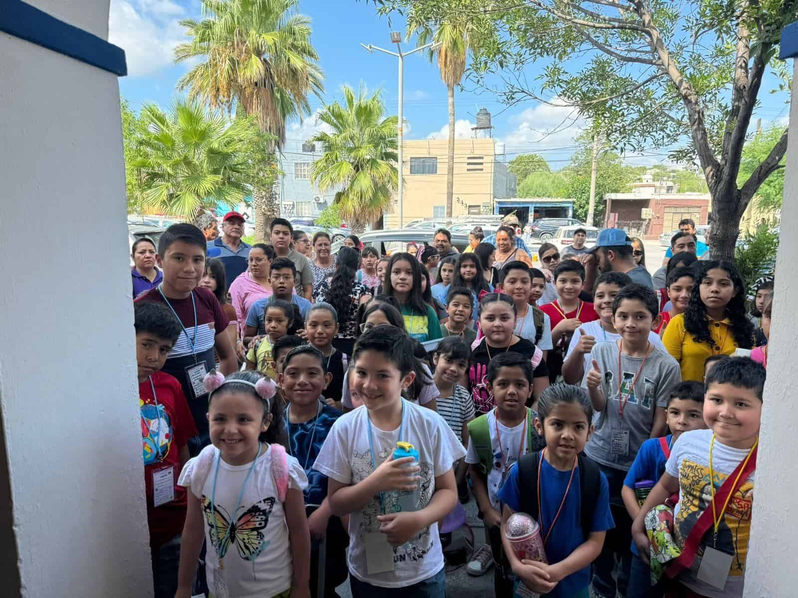 Niños y jóvenes participan activamente en los talleres de verano de la Casa de las Artes Monclova, descubriendo nuevas habilidades artísticas.
