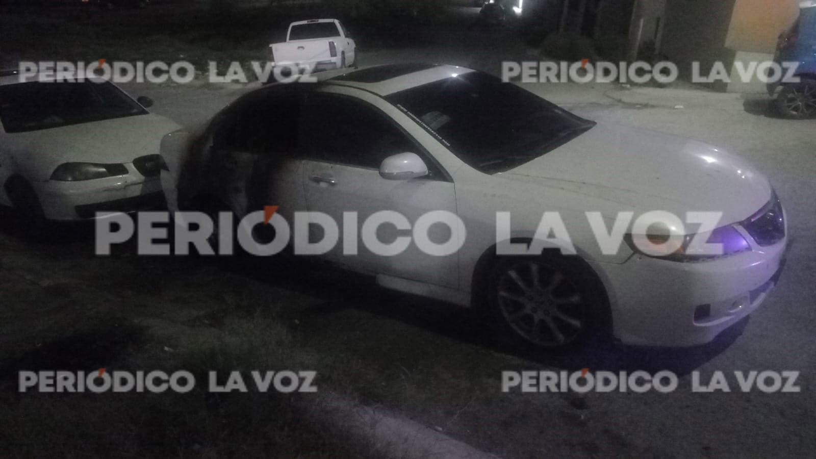 El auto de Carlos terminó con serios daños luego que alguien le puso unos leños por debajo.