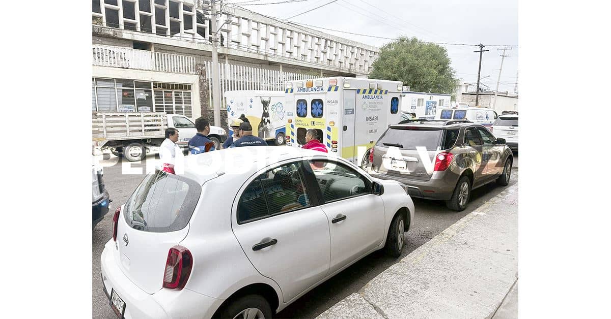 Hallan a mujer inconsciente en su camioneta