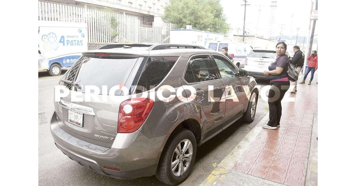 Hallan a mujer inconsciente en su camioneta