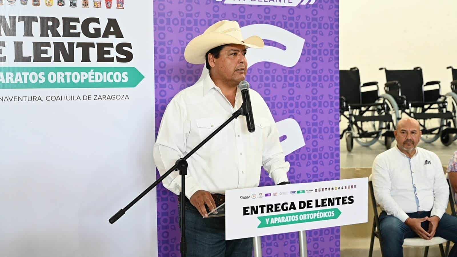 Recibe Don Toño silla de ruedas