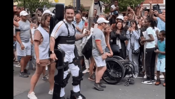 ¡Histórico!; Hombre carga la antorcha olímpica con exoesqueleto