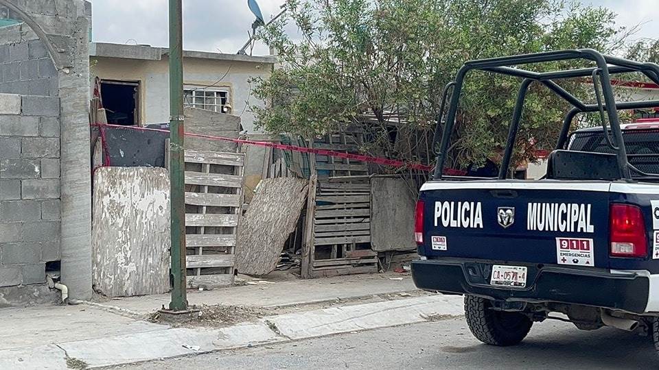Un hombre de aproximadamente 55 años de edad fue hallado sin vida en su hogar, presuntamente debido a complicaciones derivadas del COVID-19.