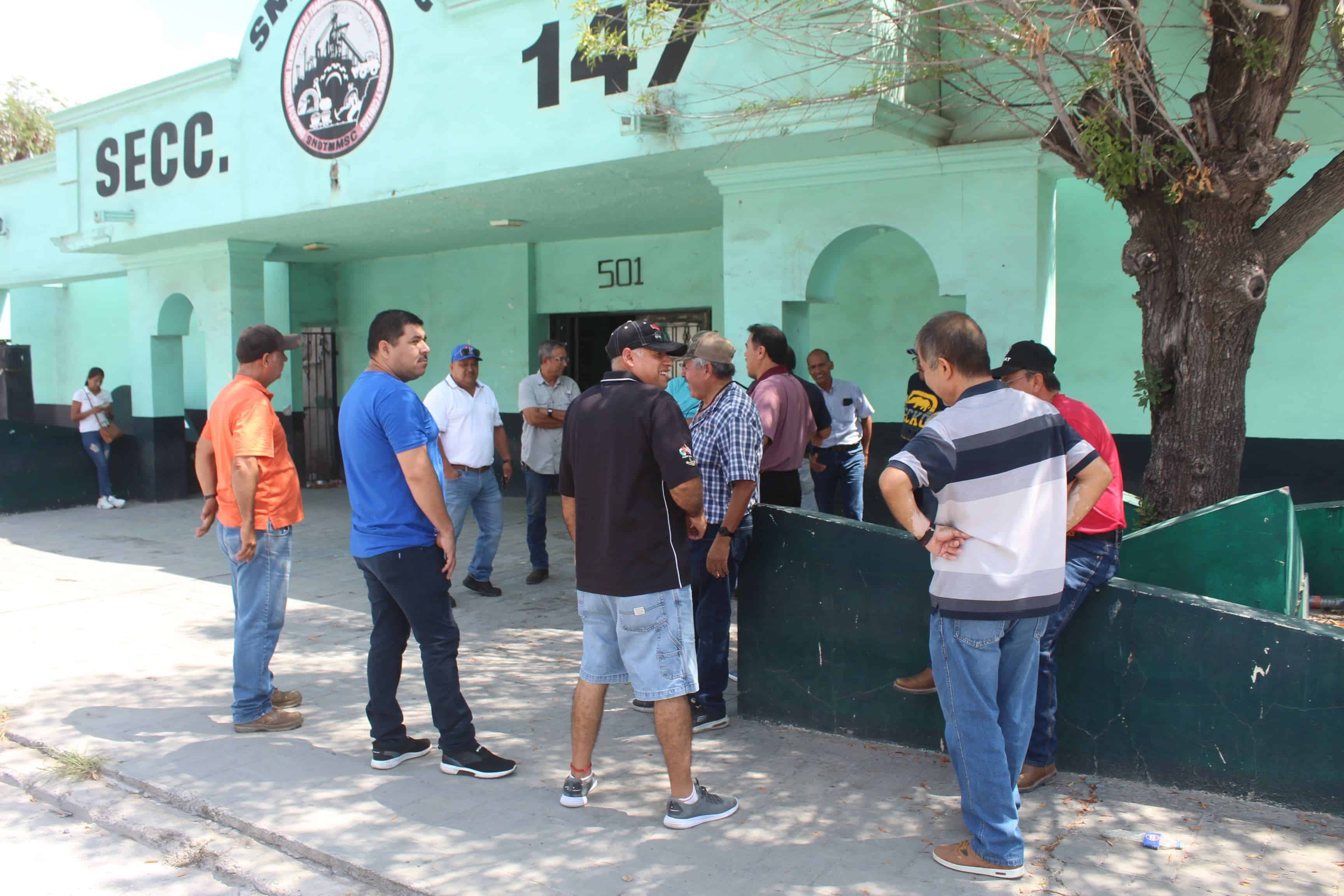 Trabajadores se manifiestan ante la falta de información sobre el panorama de quiebra.