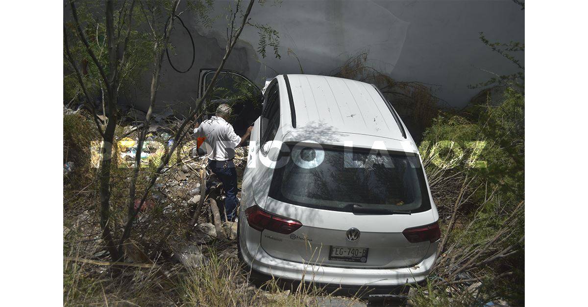 Abandonan Tiguan al caer en barranco