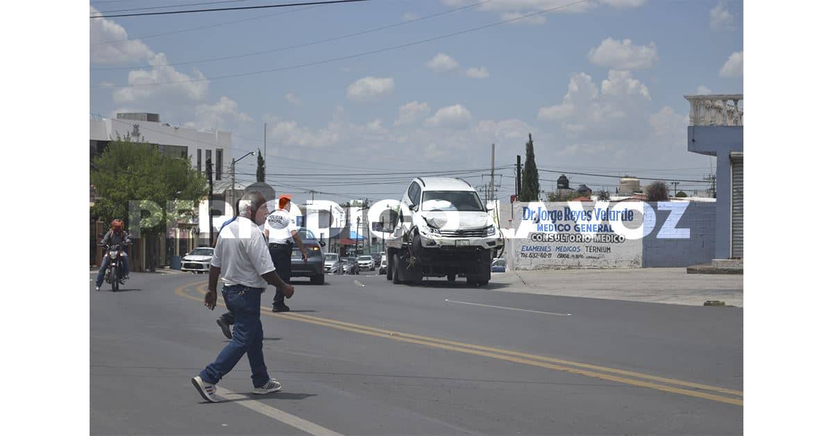 Abandonan Tiguan al caer en barranco