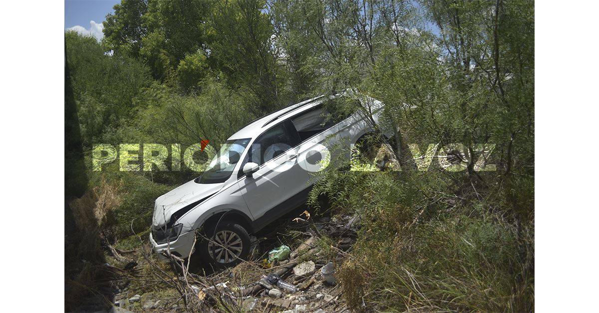 Abandonan Tiguan al caer en barranco