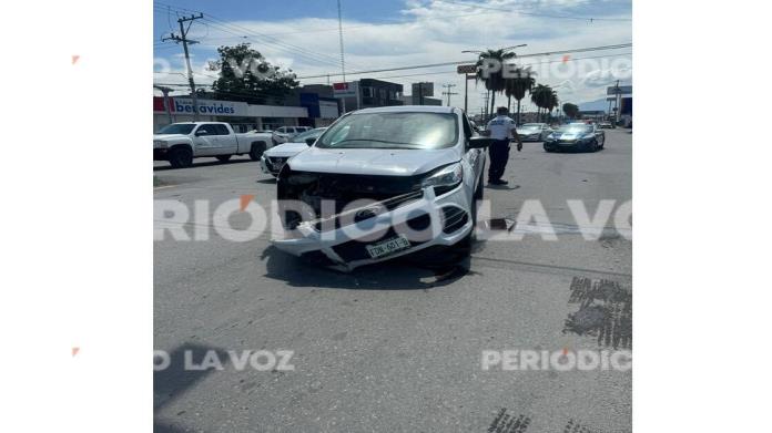 Se ´vuela´ luz roja y lo choca camioneta Se ´vuela´ luz roja y lo choca camioneta