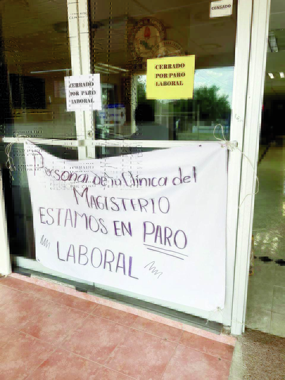 Trabajadores de clínica del magisterio en paro laboral por salarios bajos.