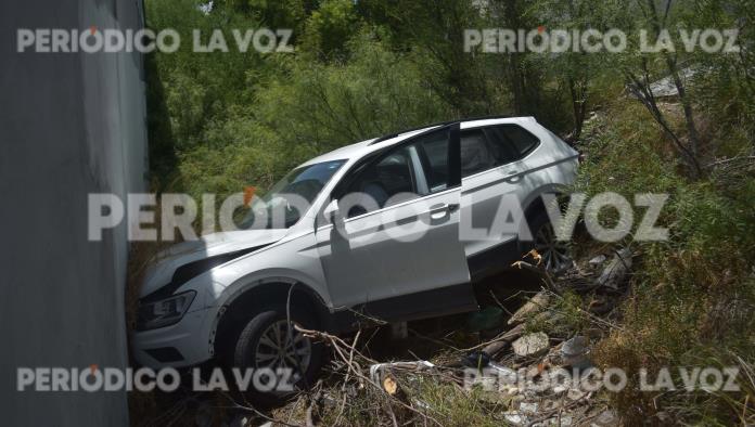 Abandonan Tiguan al caer en barranco