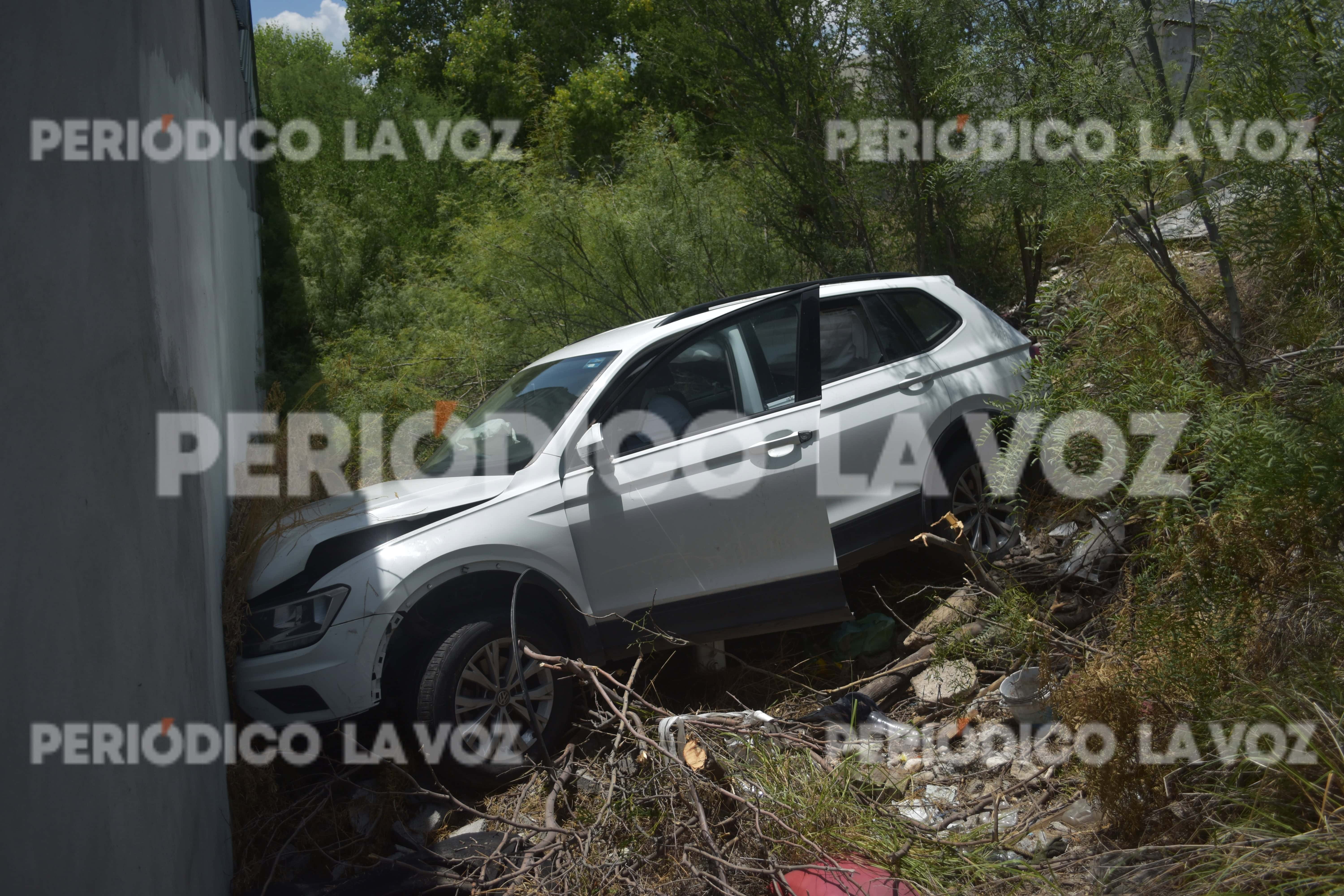 Abandonan Tiguan al caer en barranco