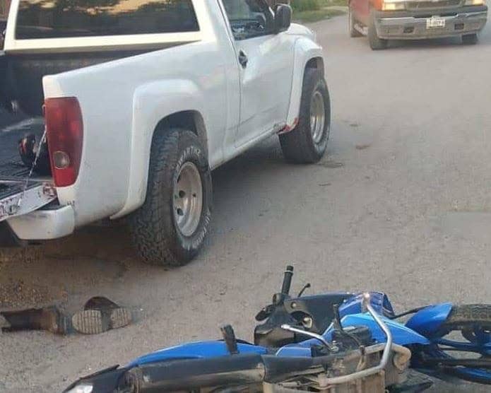 Accidente entre motocicleta y pickup deja un herido en Nava
