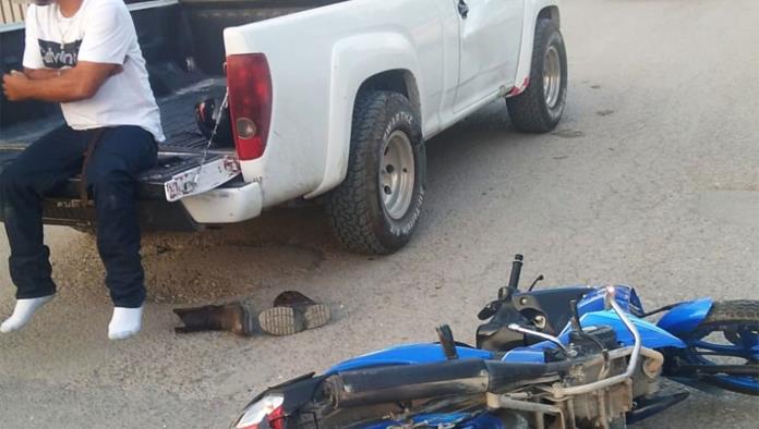 Accidente entre motocicleta y pickup deja un herido en Nava
