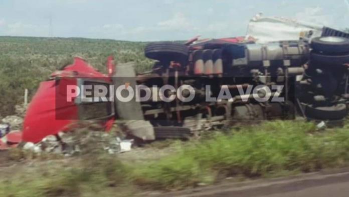 Vuelca trailero en la 57 en el tramo Nueva Rosita-Allende