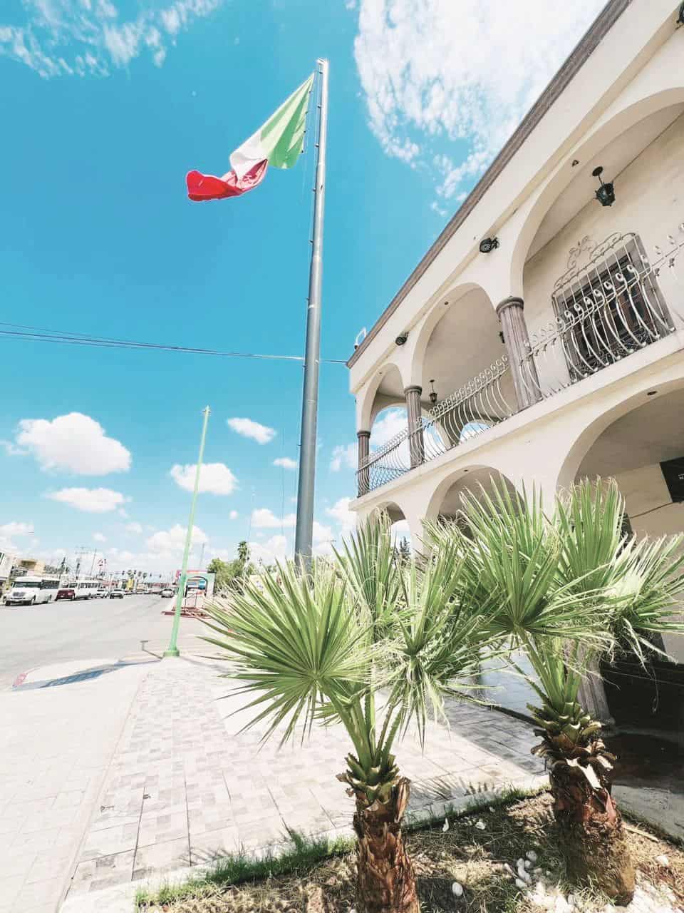 La bandera de la Presidencia Municipal se encuentra deteriorada por el tiempo.
