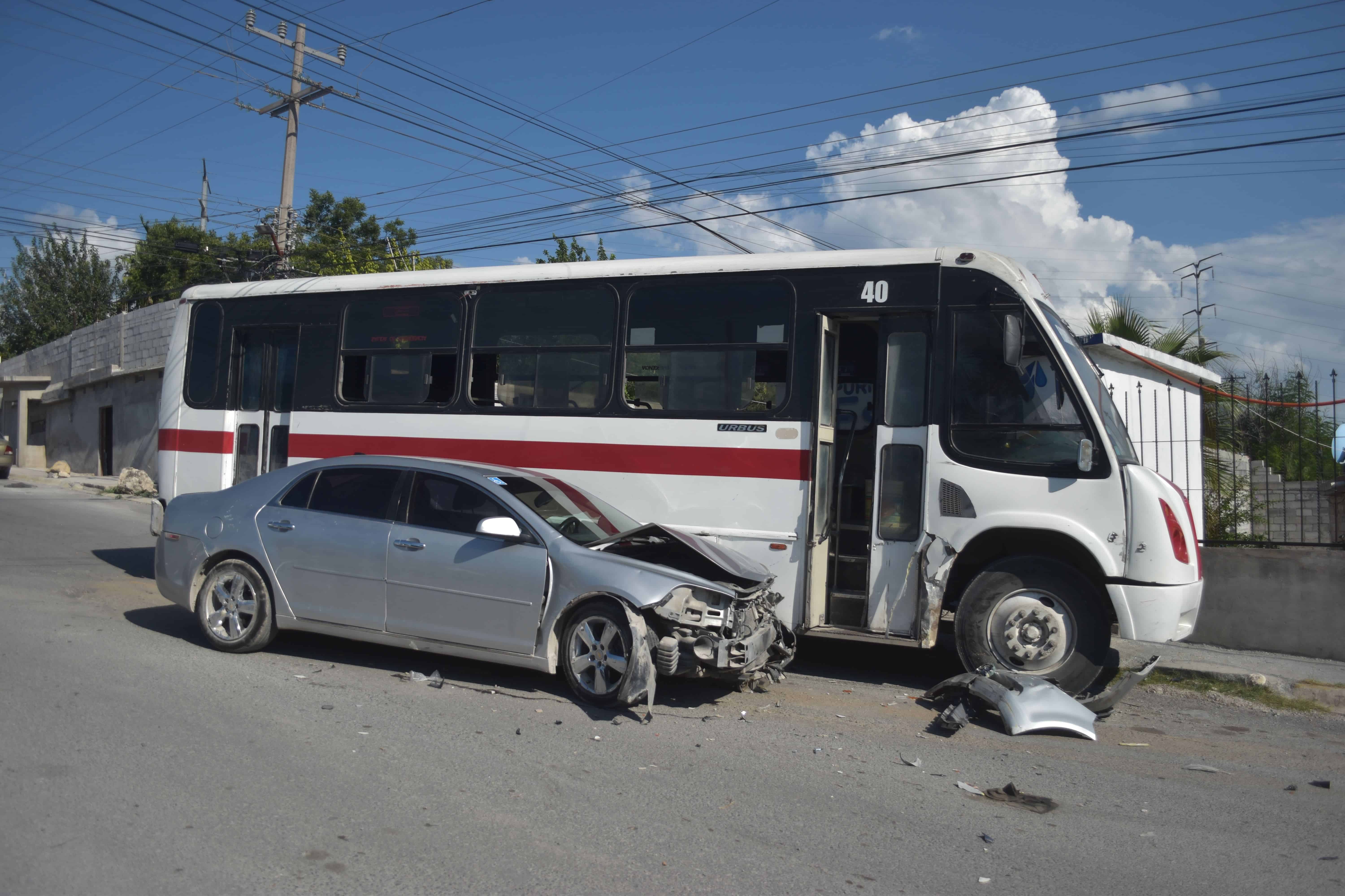 Queda atrapado al chocar con camión