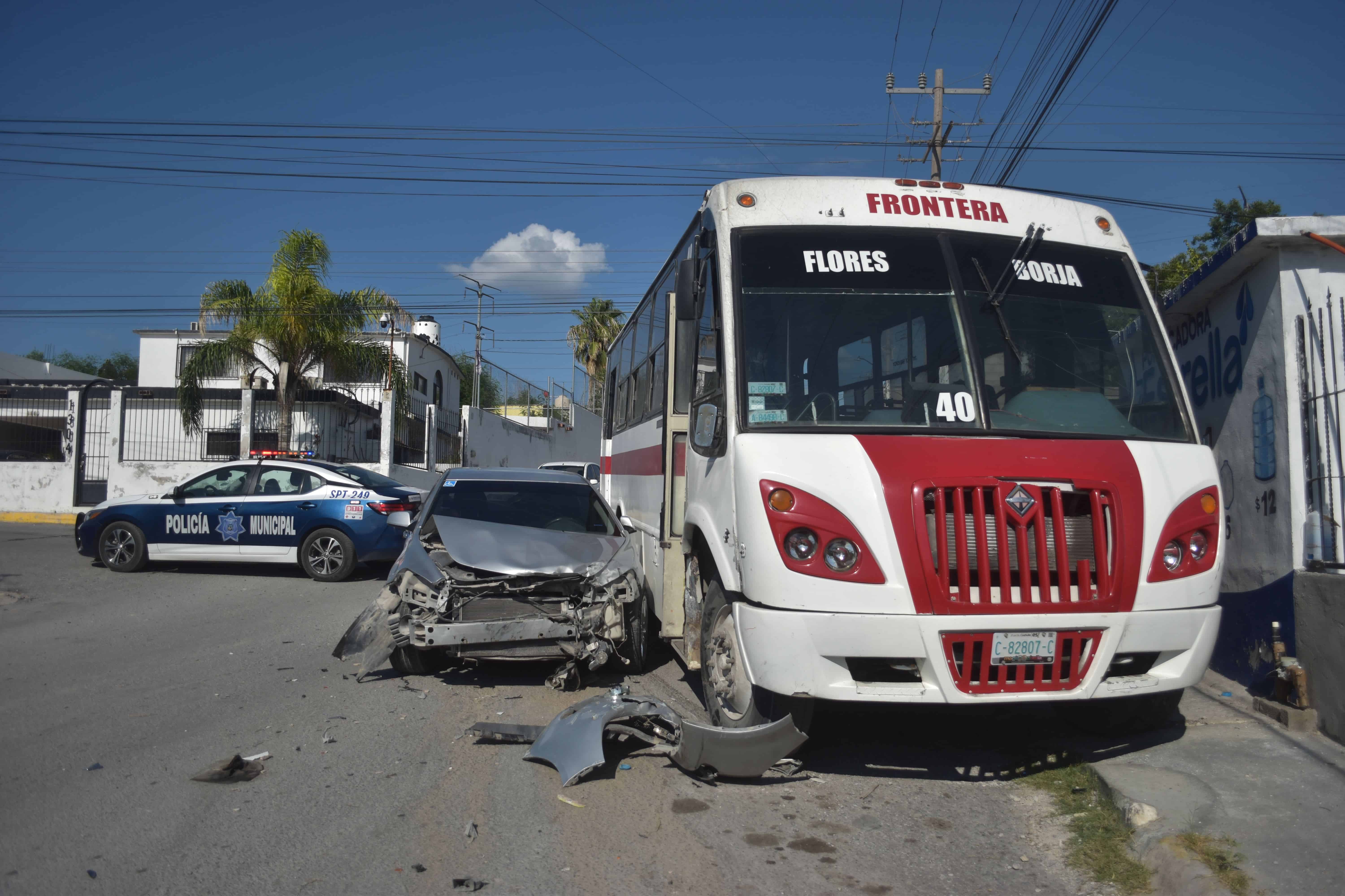 Queda atrapado al chocar con camión