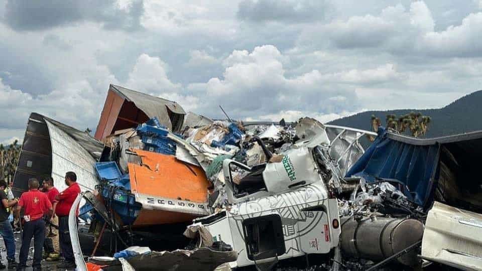 El tráiler afectado quedó semi volcado, mientras que ambas cajas quedaron destrozadas.