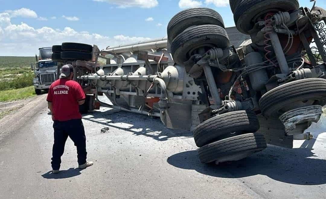 Volcadura de Pipa moviliza servicios de emergencia en Sabinas