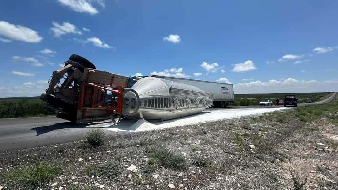 Volcadura de Pipa moviliza servicios de emergencia en Sabinas