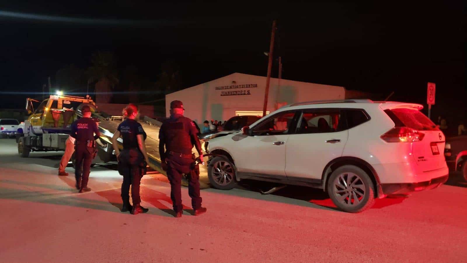 Joven choca contra casa y huye del lugar de los hechos