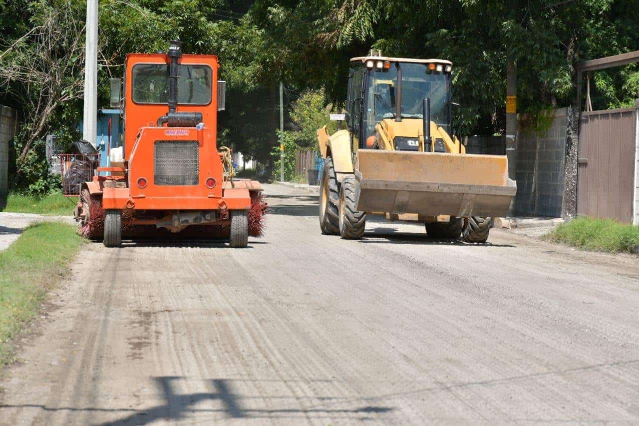 Recarpetean calle Aldama en Nava