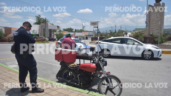 Estrella taquero moto en automóvil