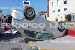 Vuelca en el Pape tras chocar auto de vigilante