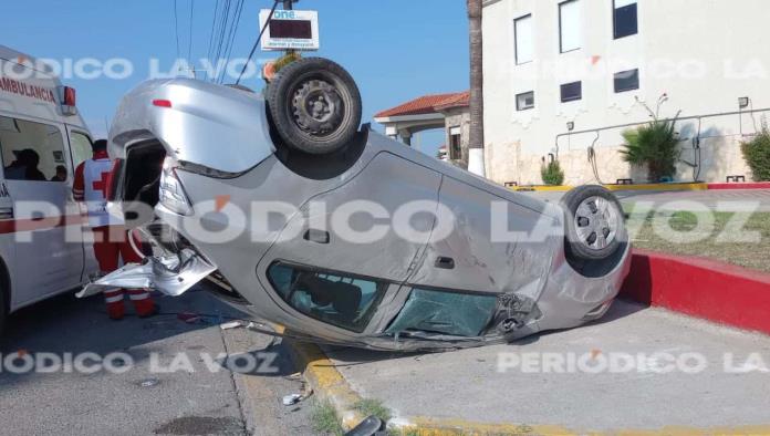 Vuelca en el Pape tras chocar auto de vigilante