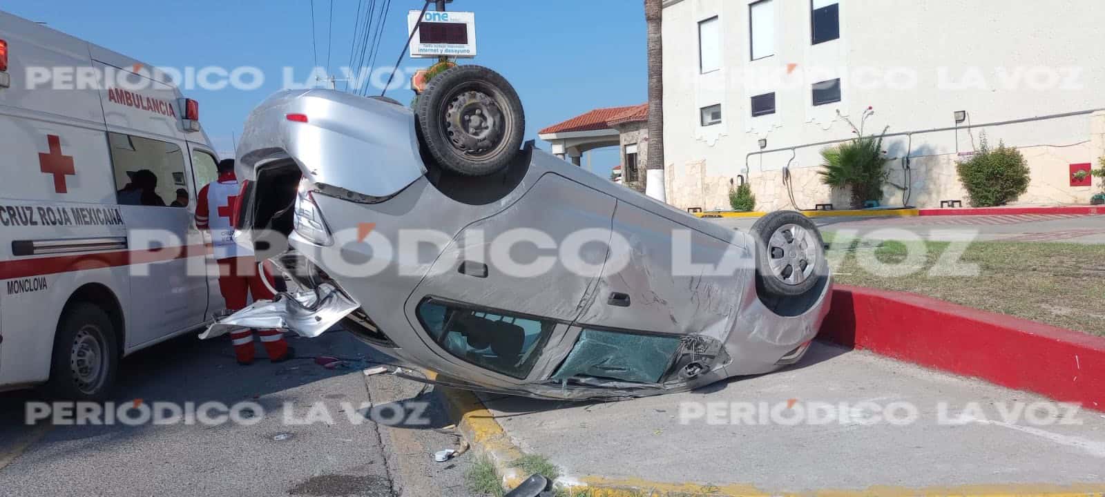 Vuelca en el Pape tras chocar auto de vigilante