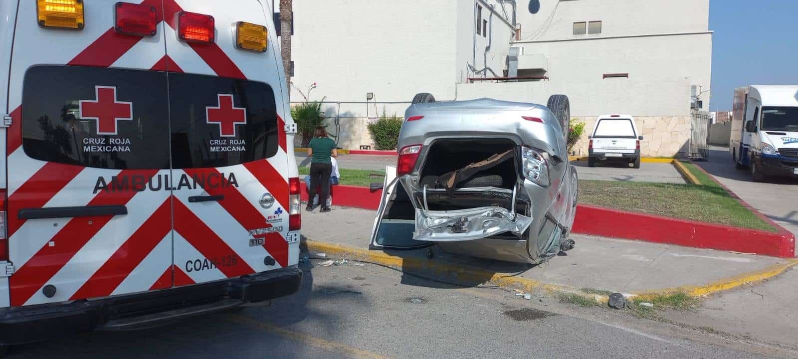 Vuelca en el Pape tras chocar auto de vigilante