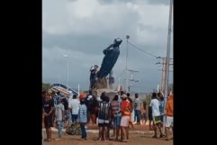 Derriban estatua de Hugo Chavez; Fuertes protestas en Venezuela