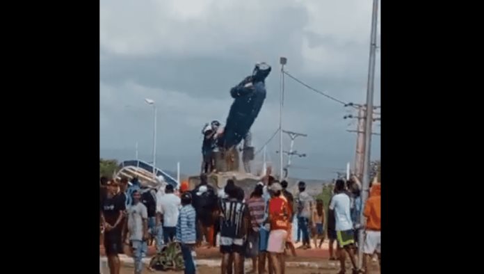 Derriban estatua de Hugo Chavez; Fuertes protestas en Venezuela