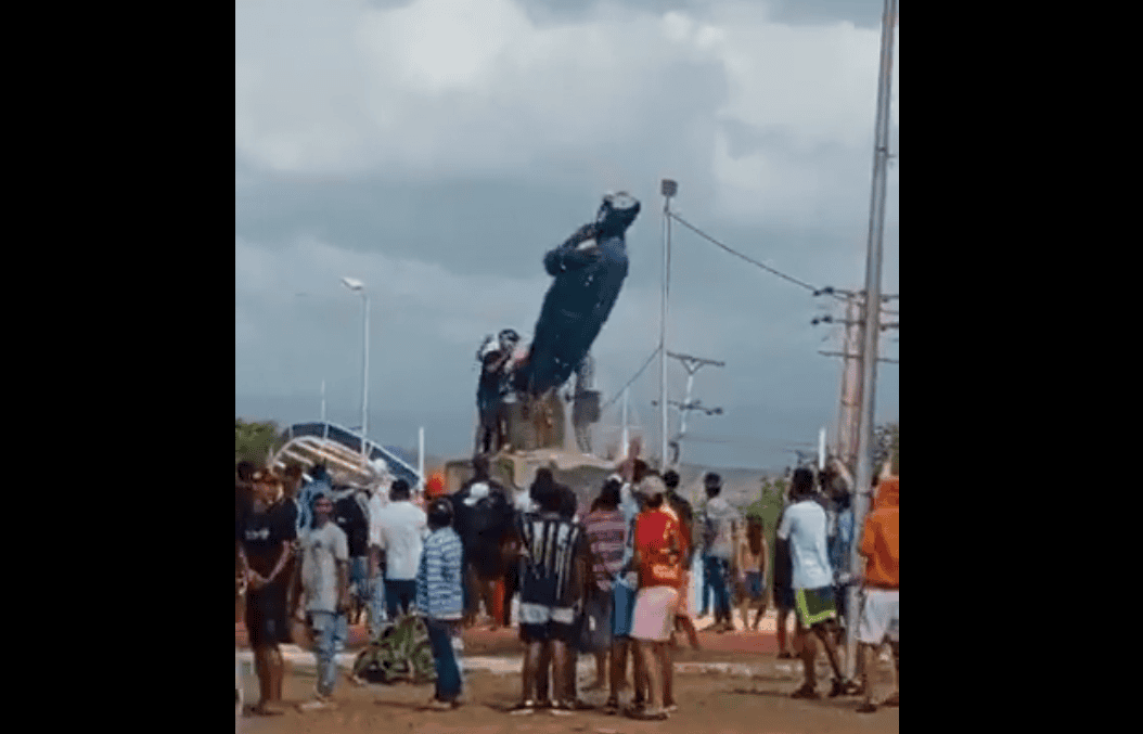 Derriban estatua de Hugo Chavez; Fuertes protestas en Venezuela