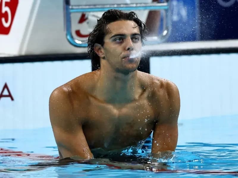 El italiano Thomas Ceccon ganó la medalla de oro en los 100 metros varonil espalda en Paris con un tiempo de 52.00 segundos.