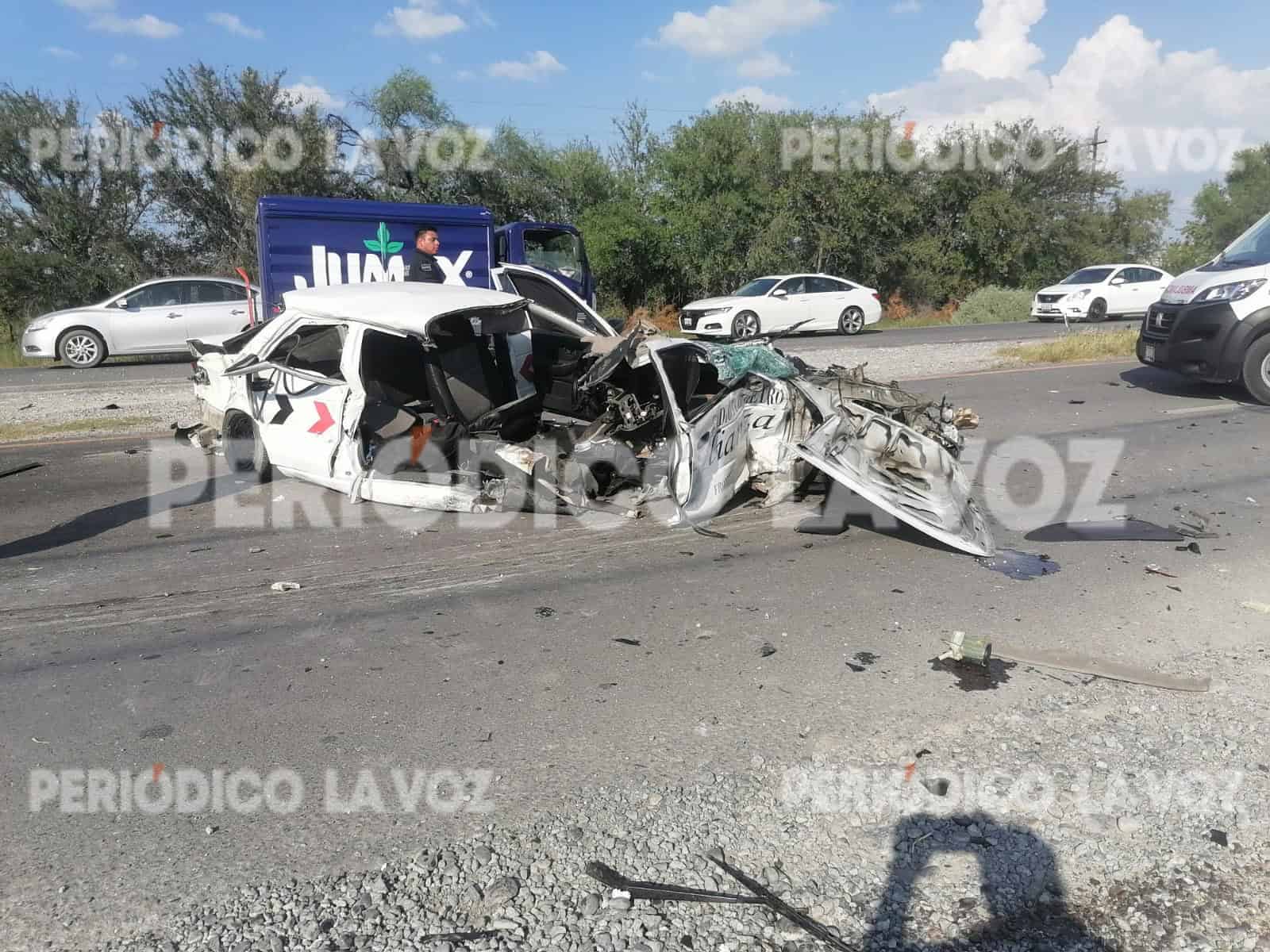 Despedaza taxi en encontronazo