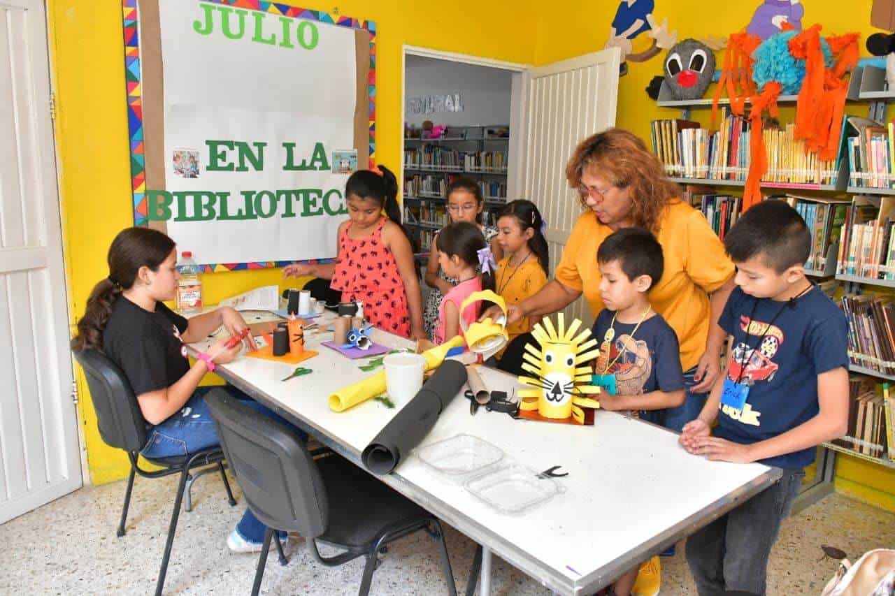 Disfrutan niños del curso Mis Vacaciones en la Biblioteca 2024 