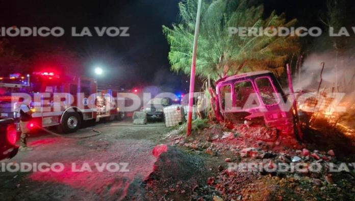 Fuego arrasa con vivienda