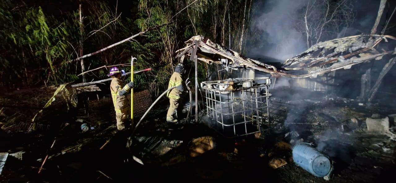 Fuego arrasa con vivienda