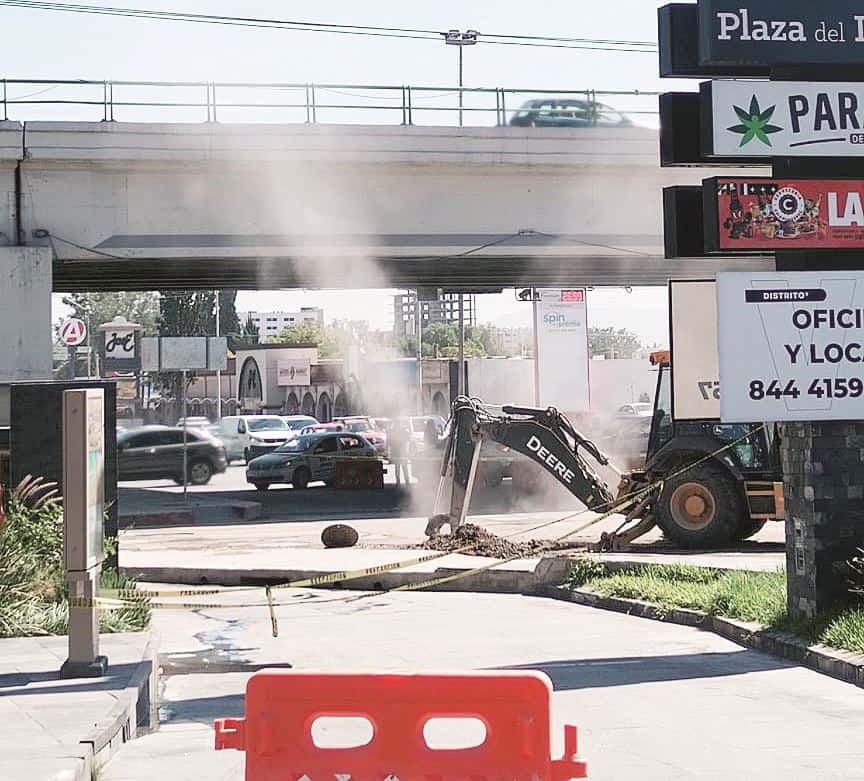 Trabajadores de AGSAL reventaron una tubería de gas en el cruce de LEA y V. Carranza.