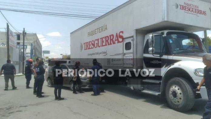 Embiste camión de paquetería un auto