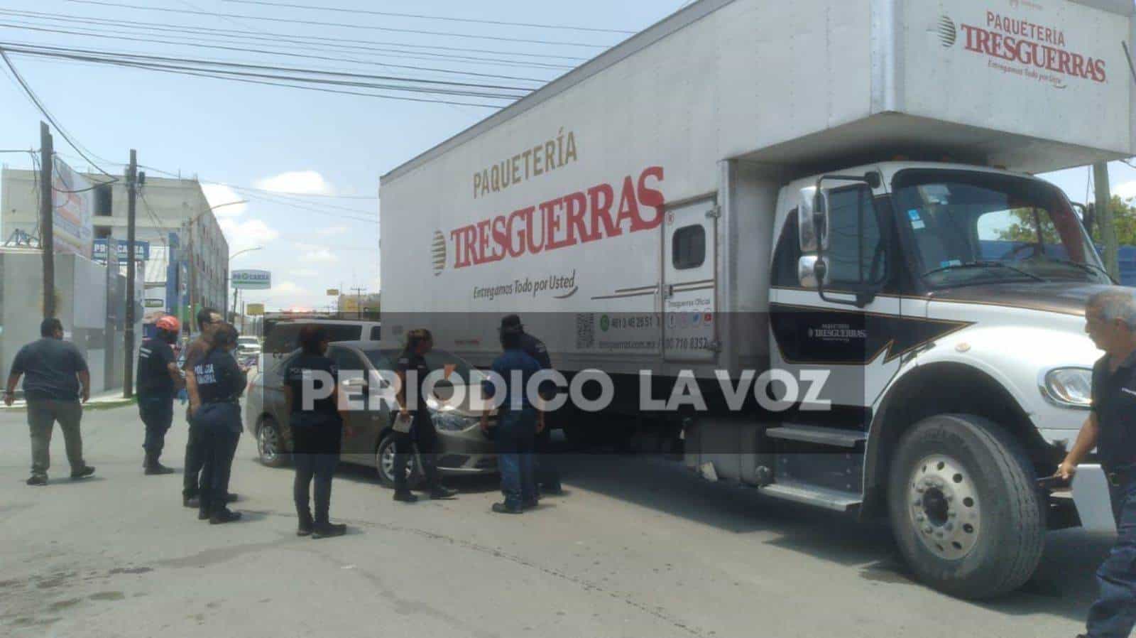 Embiste camión de paquetería un auto