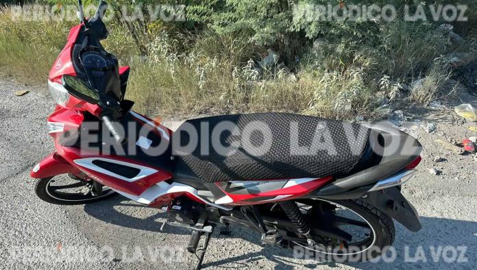 Manda a ´volar´ a mujer en moto