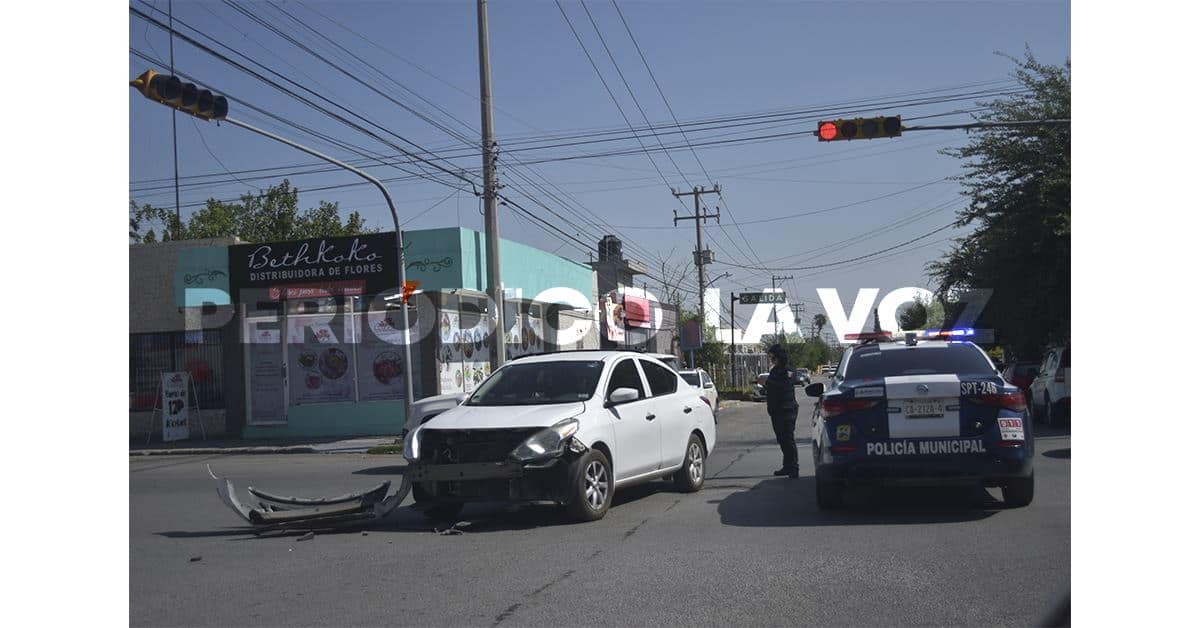 Resultan madre e hija lesionadas en choque