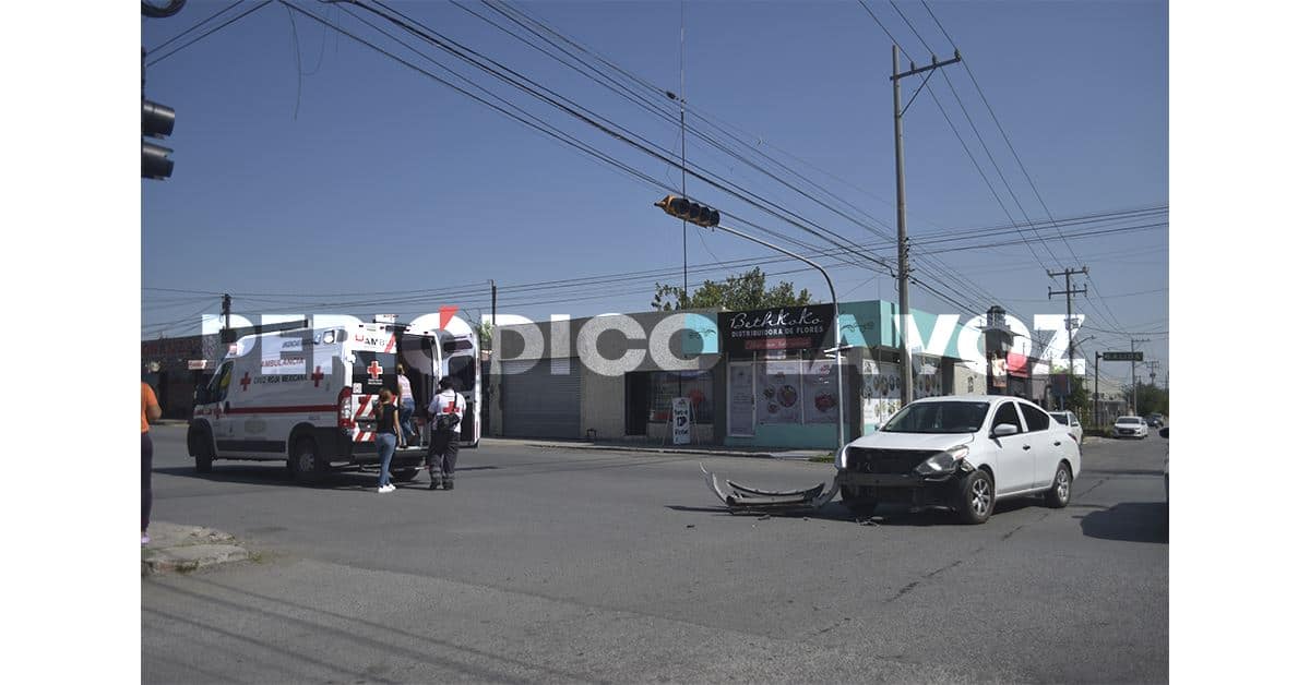 Resultan madre e hija lesionadas en choque